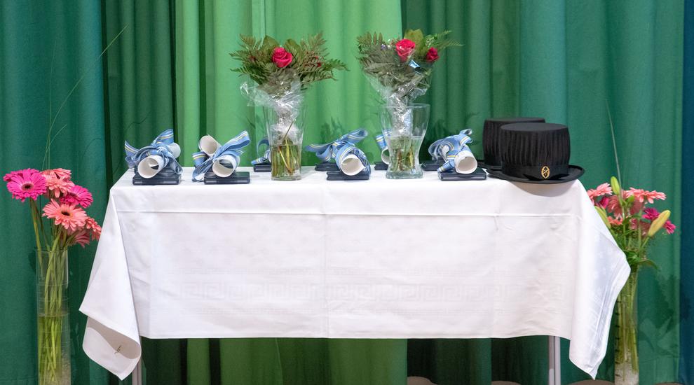 Bilden visar bord med hattar och hedersutmärkelser