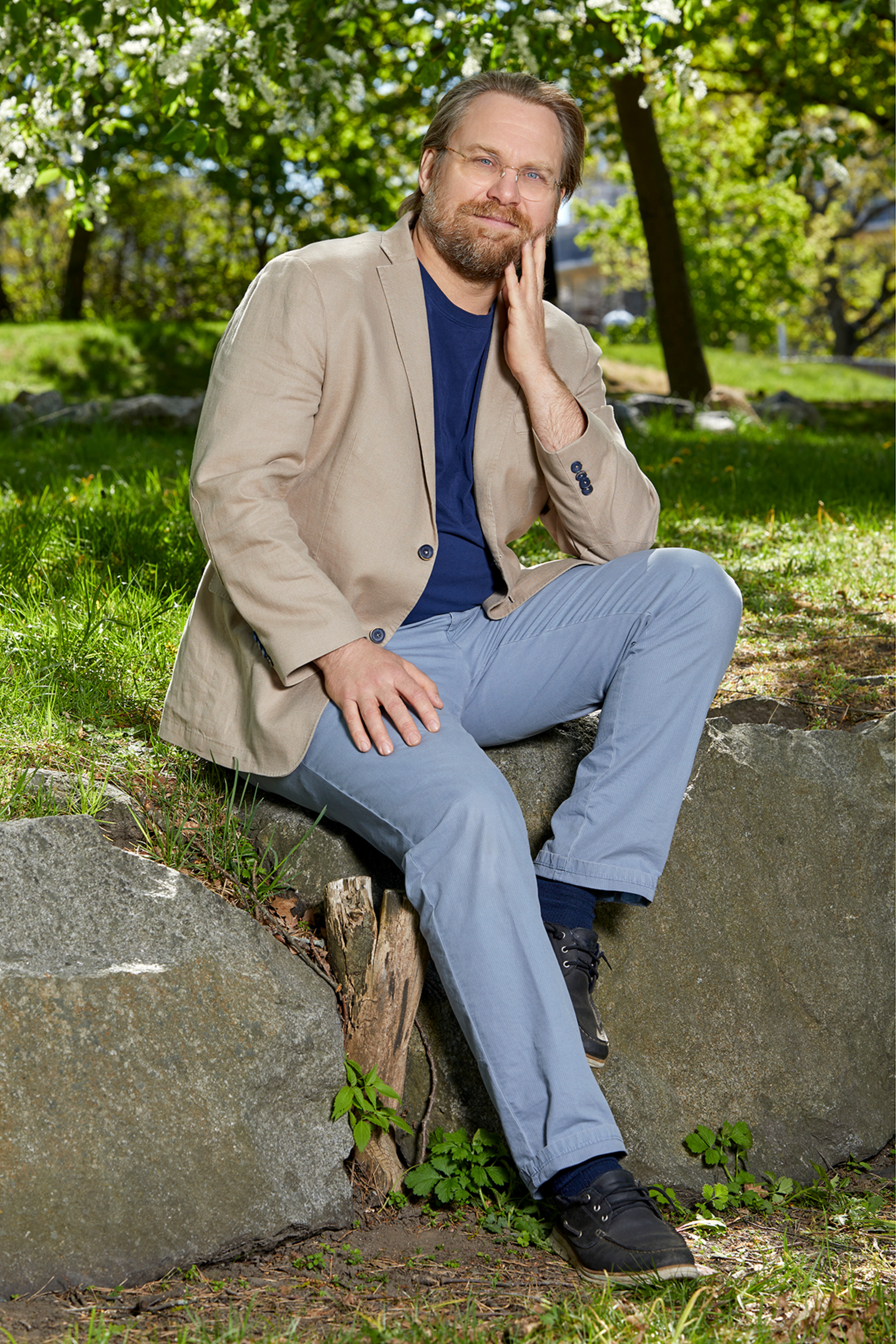 Erik Hemmingsson sitter på en sten