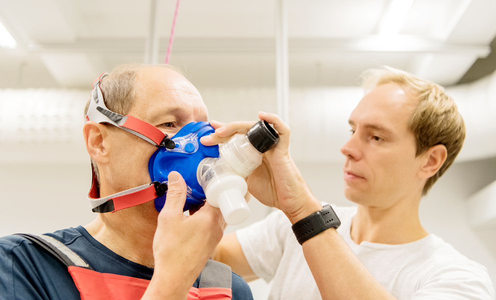 Scientists help man put on a breathing mask
