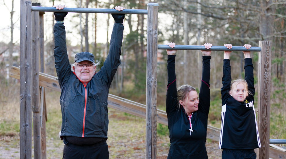 Tre generationer som tränar pĺ utegym
