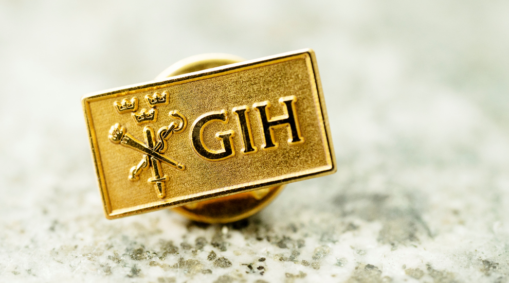 Närbild av GIH-pin i guld