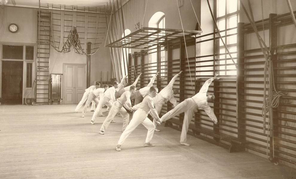 Historisk bild av män som gör gymnastiska övningar
