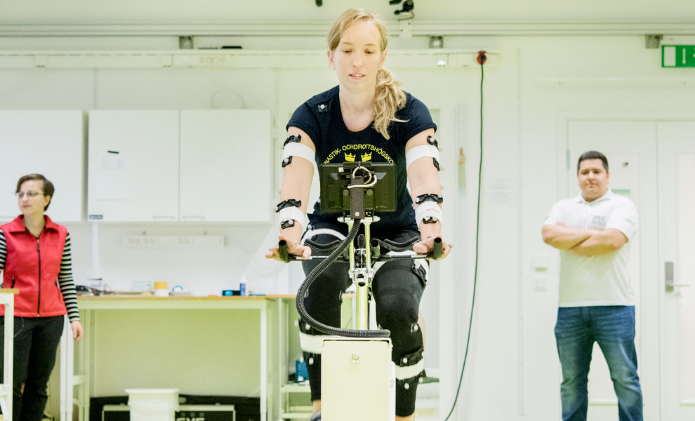 Person genomför test på träningscykel i laboratorium