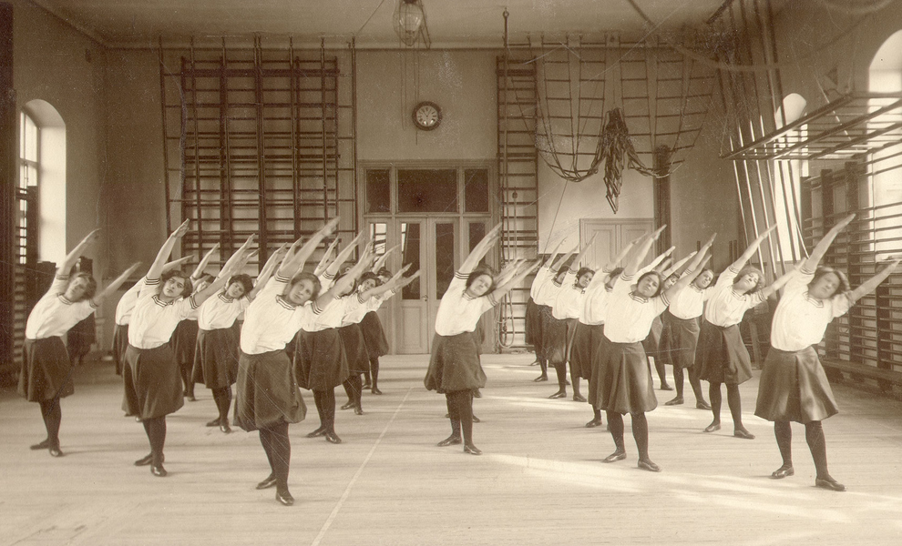Damer gymnastiserar runt år 1900