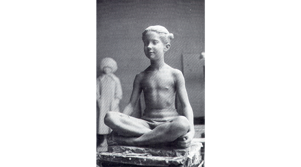 Bild på en staty av en sittande flicka